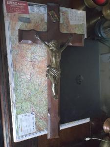 Velký starodávný kříž s bronzovým Kristem