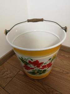 Původní smaltovaný kbelík Sfinx s květinovým motivem