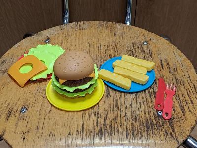 Sestavitelný hamburger, hranolky, 3 talířky a příbor pro nejmenší 