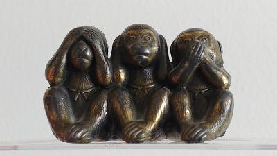Tři moudré opice - miniaturní kovová plastika (4 cm)