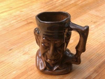 Keramický pohárek - hlava staršího muže