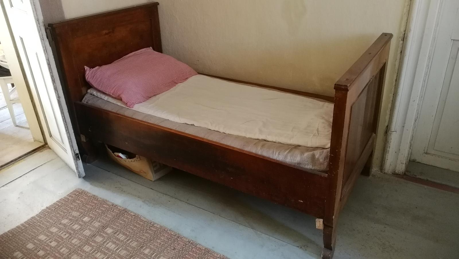 Staré postele v pôvodnom stave za rozumnú cenu - Spálňa