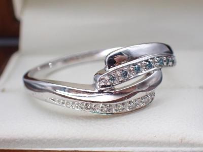Luxusní prsten s modrými a čirými diamanty