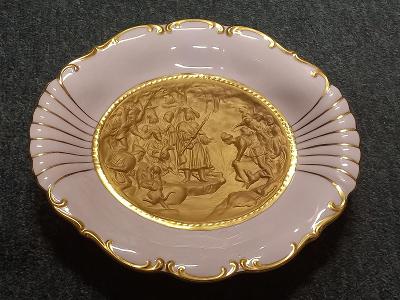Růžový porcelán s reliéfním motivem-oválný závěsný talíř