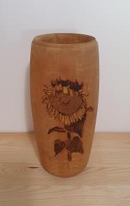 Dřevěná váza zdobená vypalovanou slunečnicí