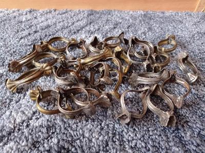 27 kusů kovové spony staré žabky na závěsy retro rarita sběratelství