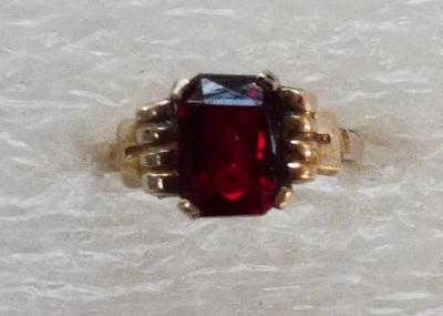 Starý prsten s červeným kamenem - stříbro