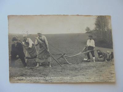 Bratrouchov- VESNICE-PRÁCE NA POLI-sázení brambor-foto-r.1924