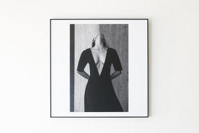 M.S., Žena v černých šatech, limitovaná fotografie s atmosférou