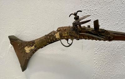 Křesadlová puška arabská, zdobená kostí a mosaznými cvočky, cca 147 cm