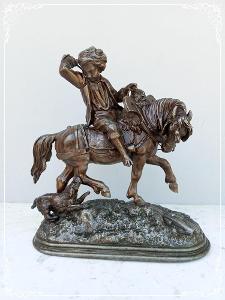 Luxusní kovová dekorativní soška chlapce na koni - těžítko  