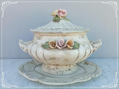 Luxusní porcelánový zdobený omáčník s podtácem a květy  