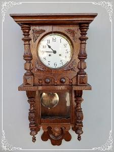 Starožitné zdobené půlové nástěnné chalupářské hodiny  