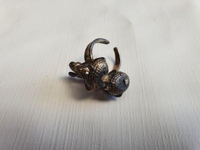 Starožitný postříbřený prsten s motivem vah