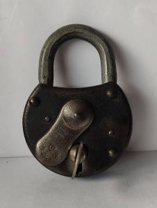 ZÁMEK visací kovový klapka klíček trn číslovaný funkční starý 