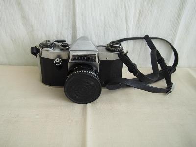 Starý fotoaparát Praktica Nova B