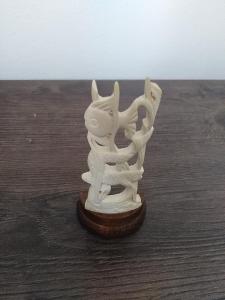 Figurka vyřezávaná ze slonoviny 