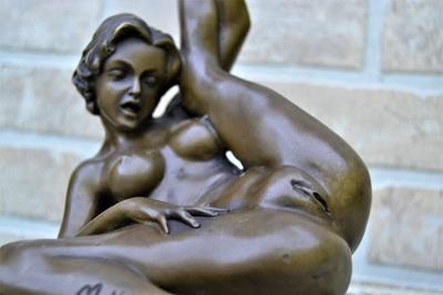 Bronzová socha - AKT ŽENA ZVÁDZANIE 24 cm