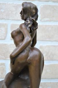 Bronzová socha - AKT ŽENA NA ŽIDLI 33 cm 