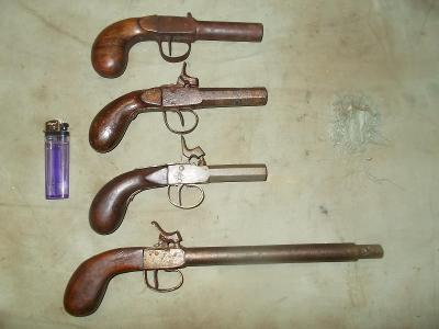 Staré perkusní obranné pistolky,nález,dědictví,4ks