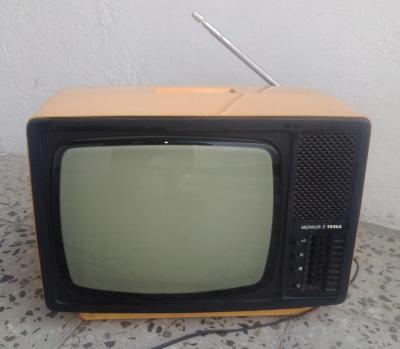 Stará Televize malá MERKUR 2 TESLA Typ 4162 starožitná okrově žlutá ČB