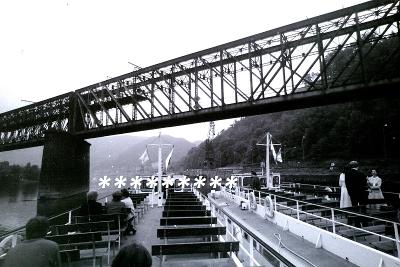 2 x Děčín, Labe, 1984, dvě lodě, železniční most
