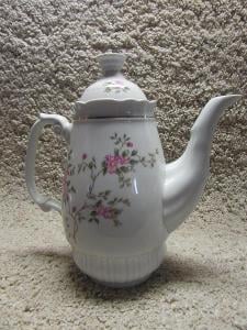 Zdobená porcelánová čajová konvička                  