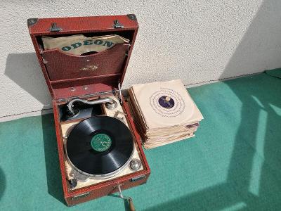 Prvorepublikový kufříkový gramofon a 60 desek 