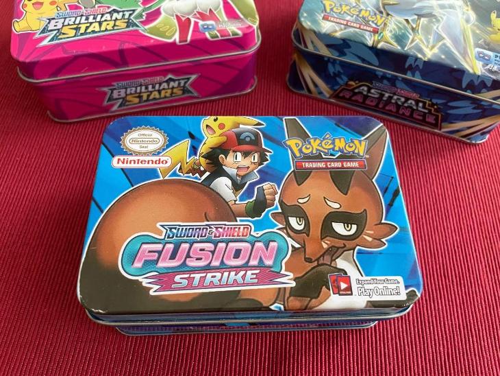 Plechová krabička na tcg karty Pokemon Fusion Strike 2 - Zábava