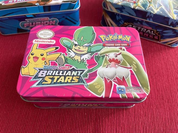 Plechová krabička na tcg karty Pokemon Brilliant Stars - Zábava