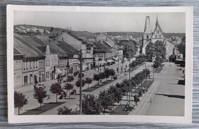 Pohled Rakovník - náměstí s lidmi a auty - pěkný záběr - 30. léta