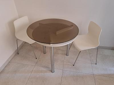 Jídelní stůl dělaný na zakázku o průměru 90 cm, kouřový sklo + 2 židle