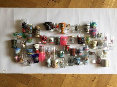 Sbírka skleniček (panákovky, štamprle) z různých měst, zemí