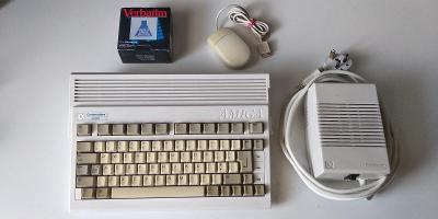 Commodore AMIGA 600 + Commodore myš + UK napájecí adaptér + diskety