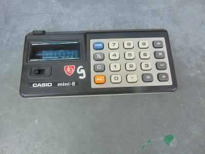 Retro kalkulačka Casio mini 8 