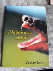 Kniha od houslaře V.LANCE o zmijích