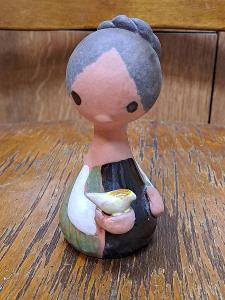 Keramická figurka dívky s ptáčkem 12 cm