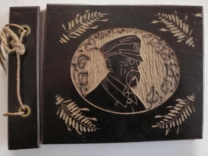 dobový nepopsaný zápisník v dřevěných deskách s rytinou T. G. M. - Starožitnosti a umění
