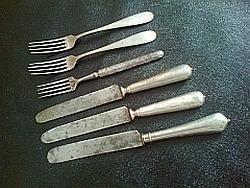 Vidličky a nože nepatřící do párů