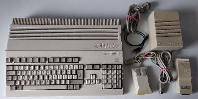 Commodore AMIGA 500 (Rev 8.A) + napájecí adaptér + A520 A/V modulátor