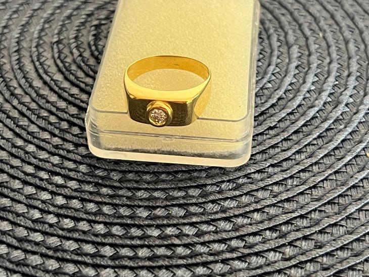 zlatý prsten s briliantem 18 karátů - Šperky