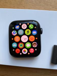 Apple Watch SE 1. generace, velmi dobrý stav, plně funkční, 3 řemínky