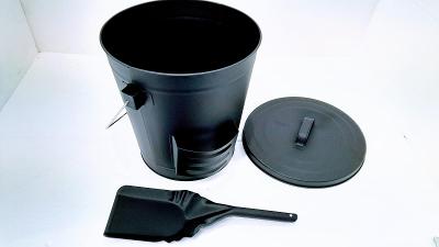Kovový kbelík na popel s víkem a s lopatkou ke krbu i kamnům