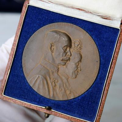 AE medaile - Arcivévoda Rainer 1902 - zlatá svatba - ETUE!