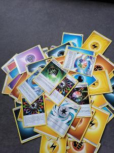 93 energy kartiček pokemon 