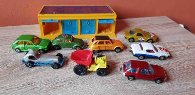 Různé autíčka  - CORGI JUNIORS + garáž