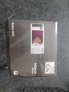 Nokia N95 s příslušenstvím a originální krabicí 