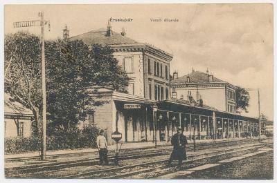 Slovensko, Nové Zámky, oživená partie z vlakového nádraží, cca 1920
