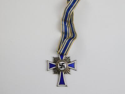 Německá říše - Stříbrný kříž matek - MUTTERKREUZ - podpis Adolf HITLER