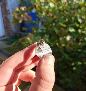 Stribrny prsten s vltavinem z lokality chlum velikost prstenu: 66